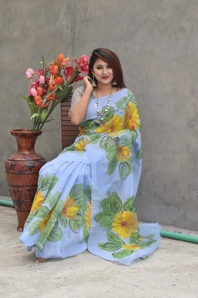 হাফসিল্ক শাড়ীতে হ্যান্ডপ্রিন্ট তুলির কাজ করা