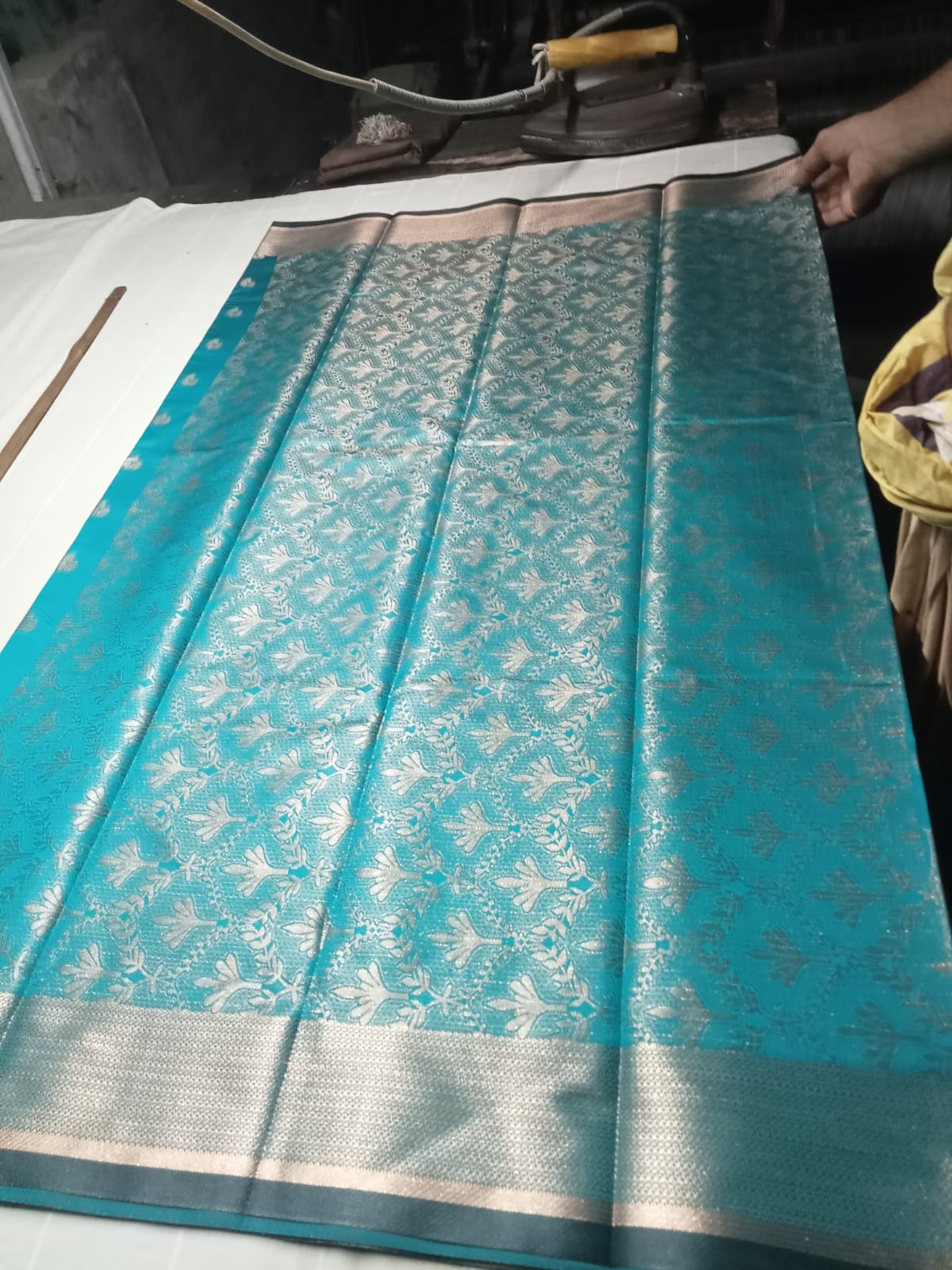 ? এক্সক্লুসিভ কাতান শাড়ি – রাজকীয় লুকে ঝলমলে হয়ে উঠুন ?