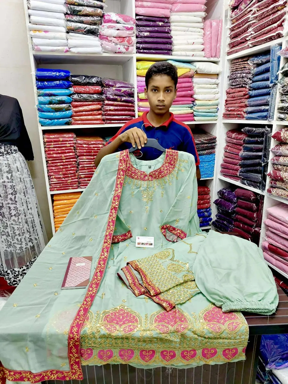 কাশ্মীরি গিরগিটি থ্রি পিস ?