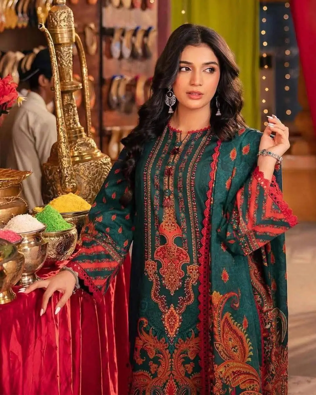 নিউ ডিমান্ডিং থ্রী-পিস কালেকশন।