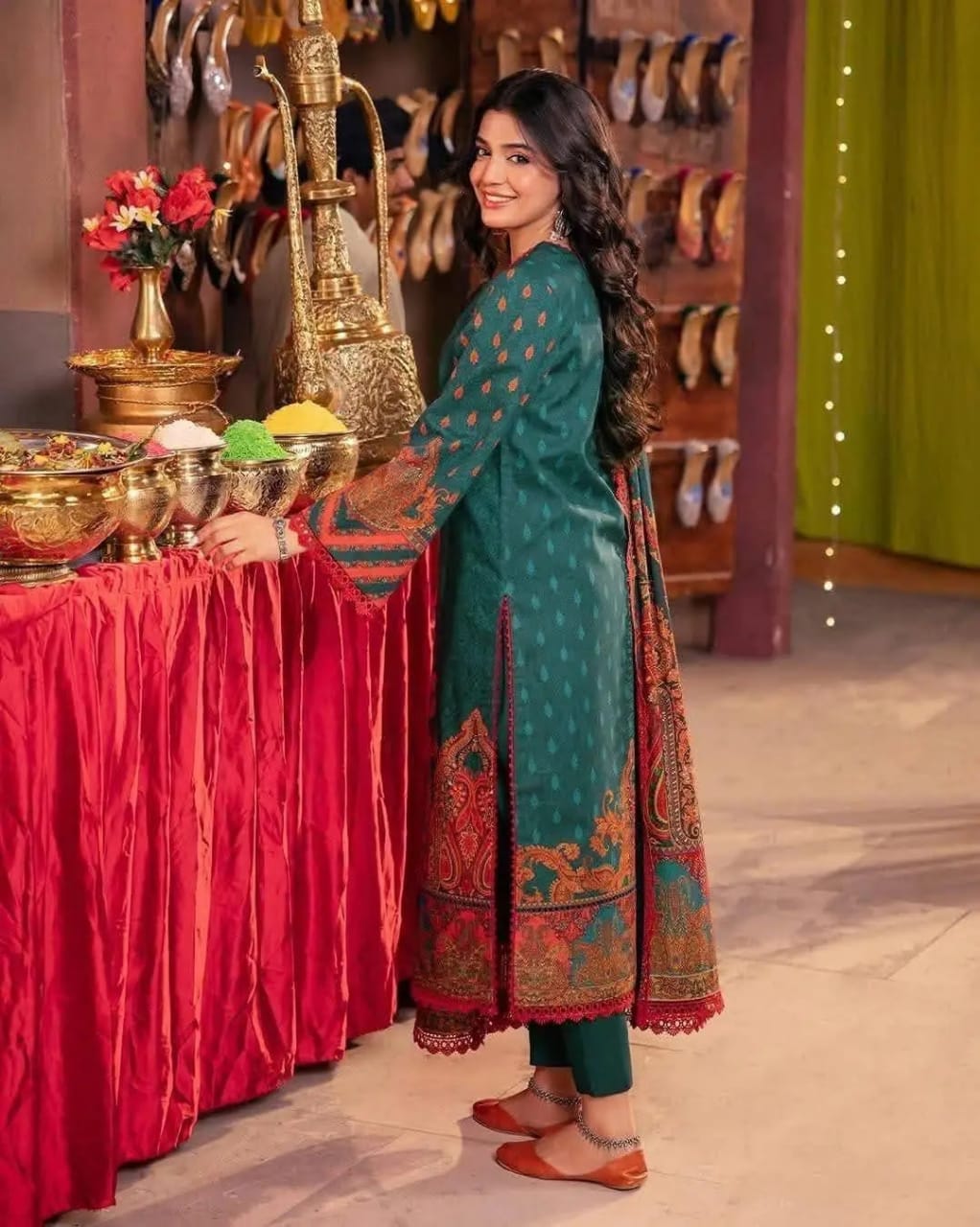 নিউ ডিমান্ডিং থ্রী-পিস কালেকশন।