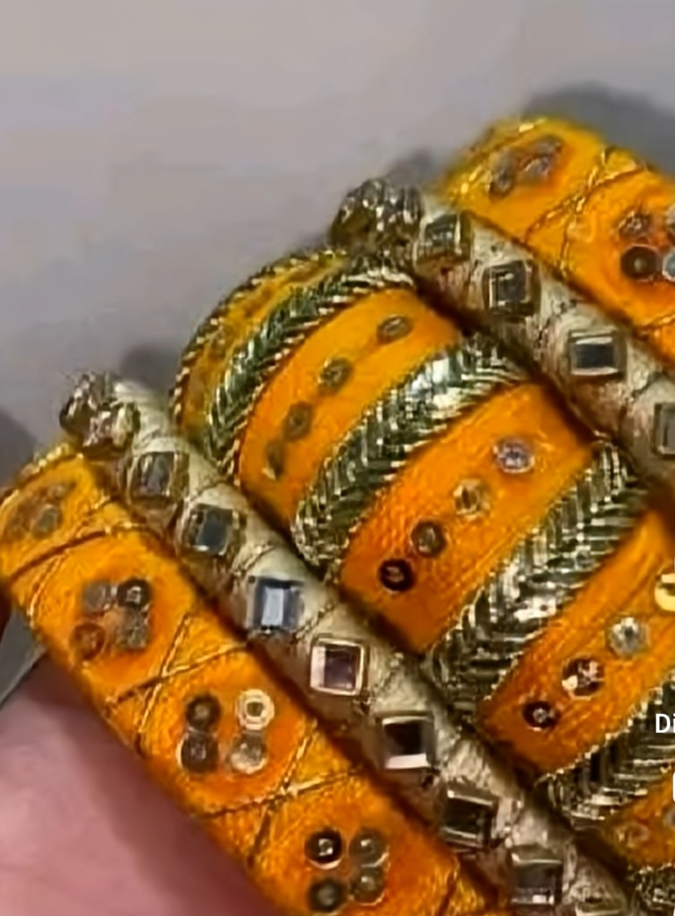হ্যান্ড মেট চুড়ি,