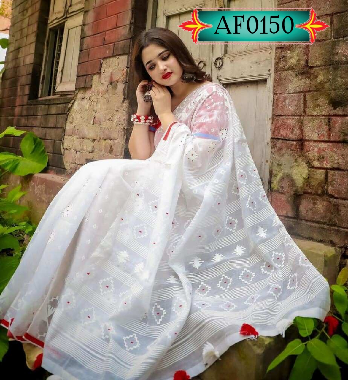 উন্নত মানের হাফ সিল্ক শাড়ি শাড়িতে স্কিন প্রিন্টের কাজ করা