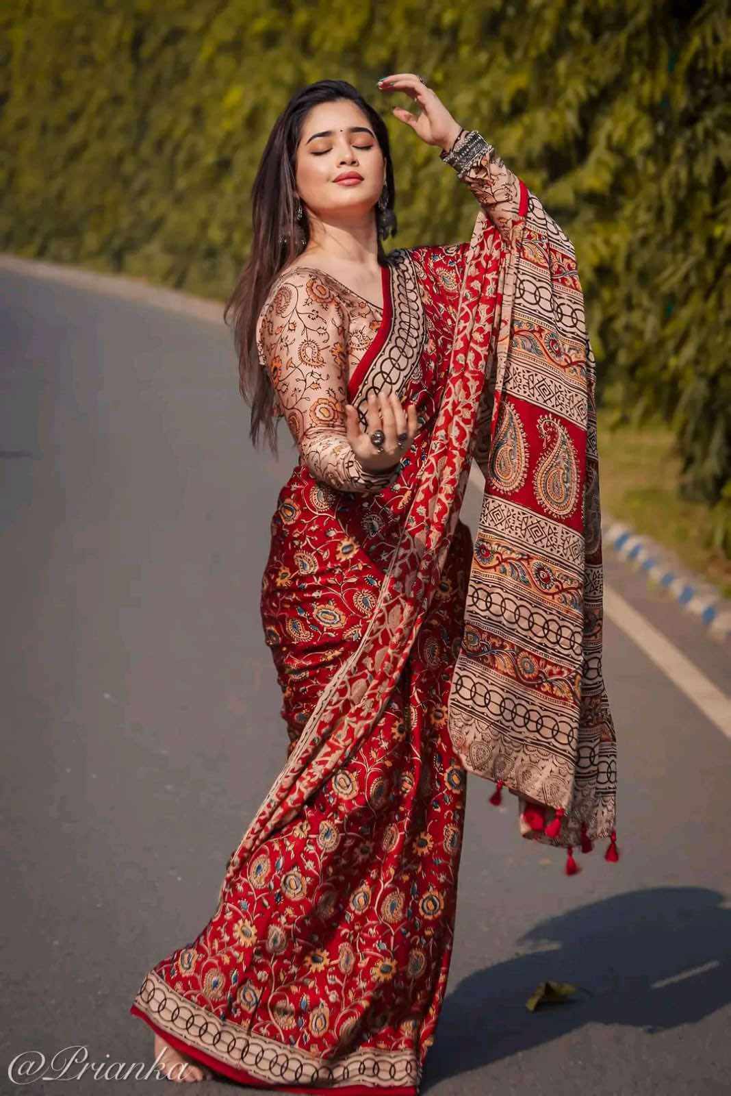 কিশোরী শাড়ি ? প্রিমিয়াম কোয়ালিটি মর্ডান সিল্ক শাড়ি ?