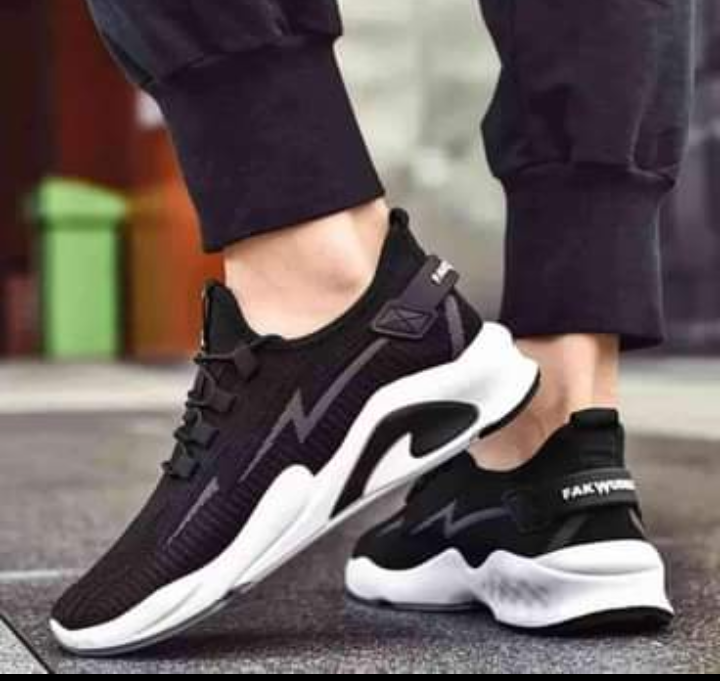 Sports shoe