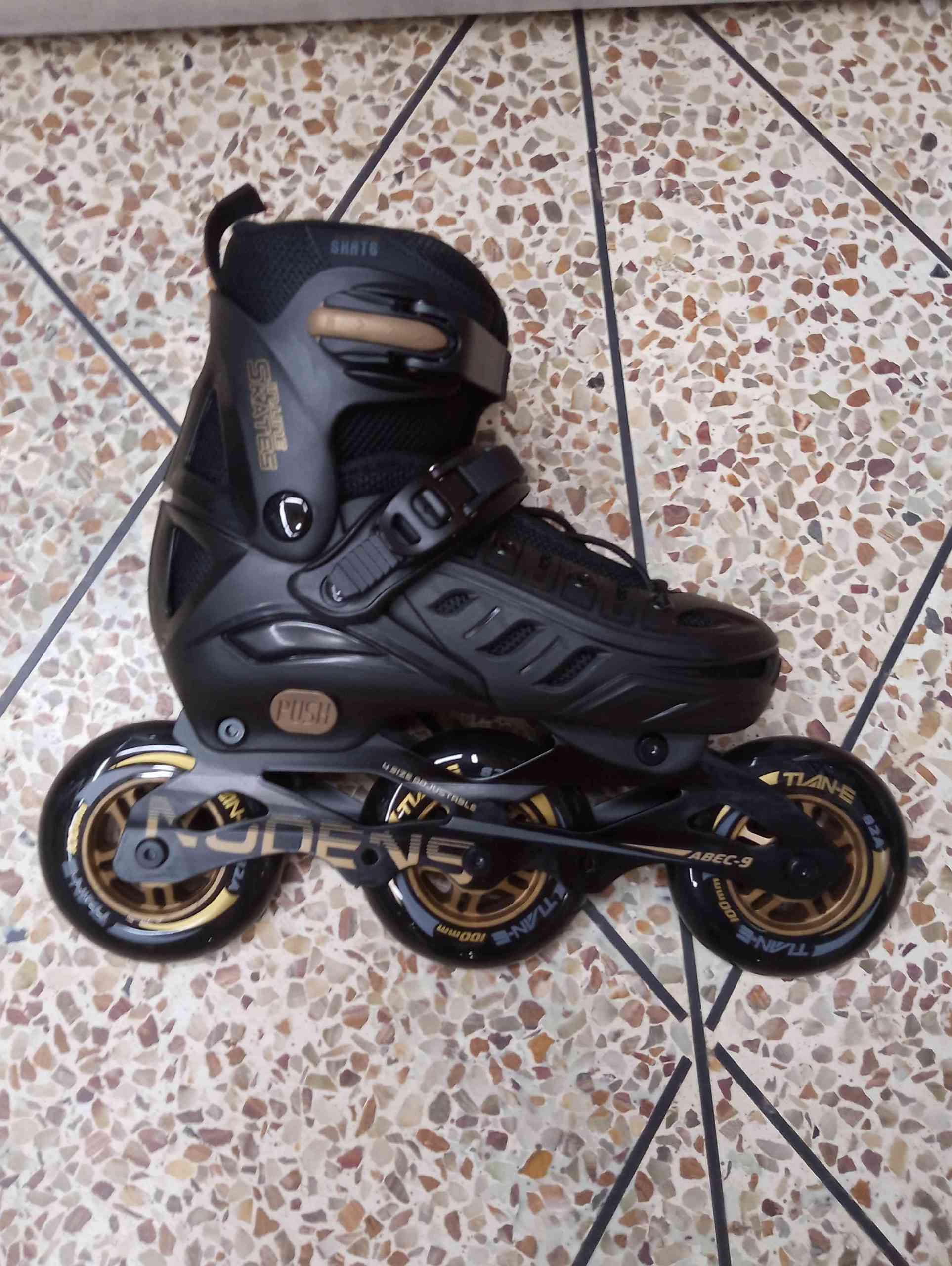 SKATING SHOE