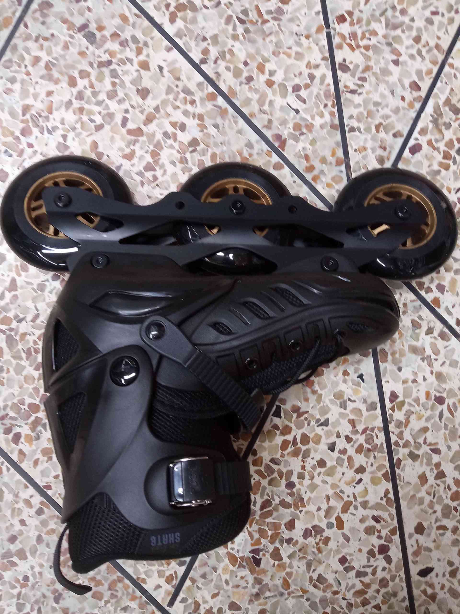 SKATING SHOE