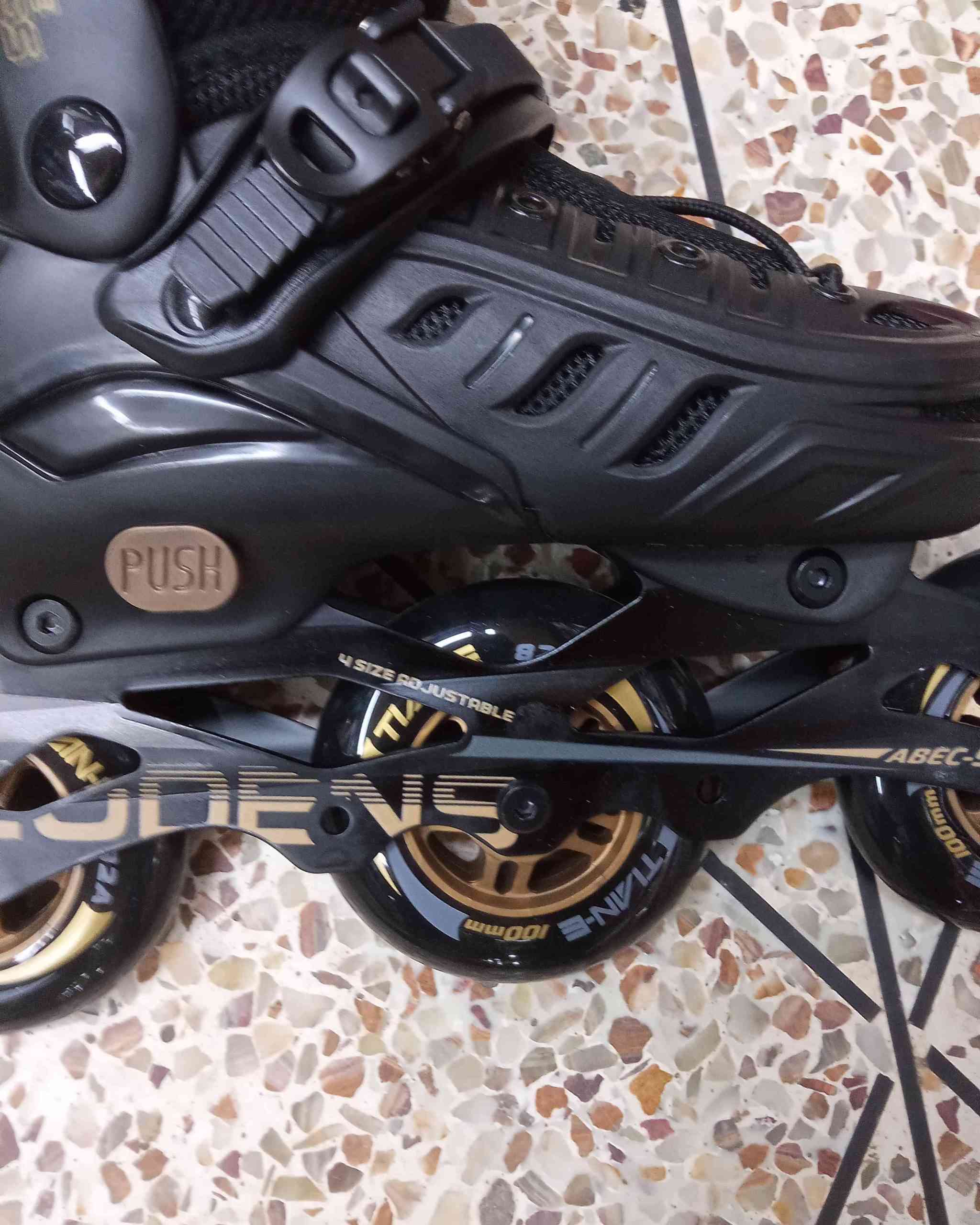 SKATING SHOE
