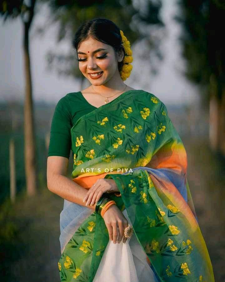 হাফসিল্ক শাড়ীতে হ্যান্ডপ্রিন্ট তুলির কাজ করা