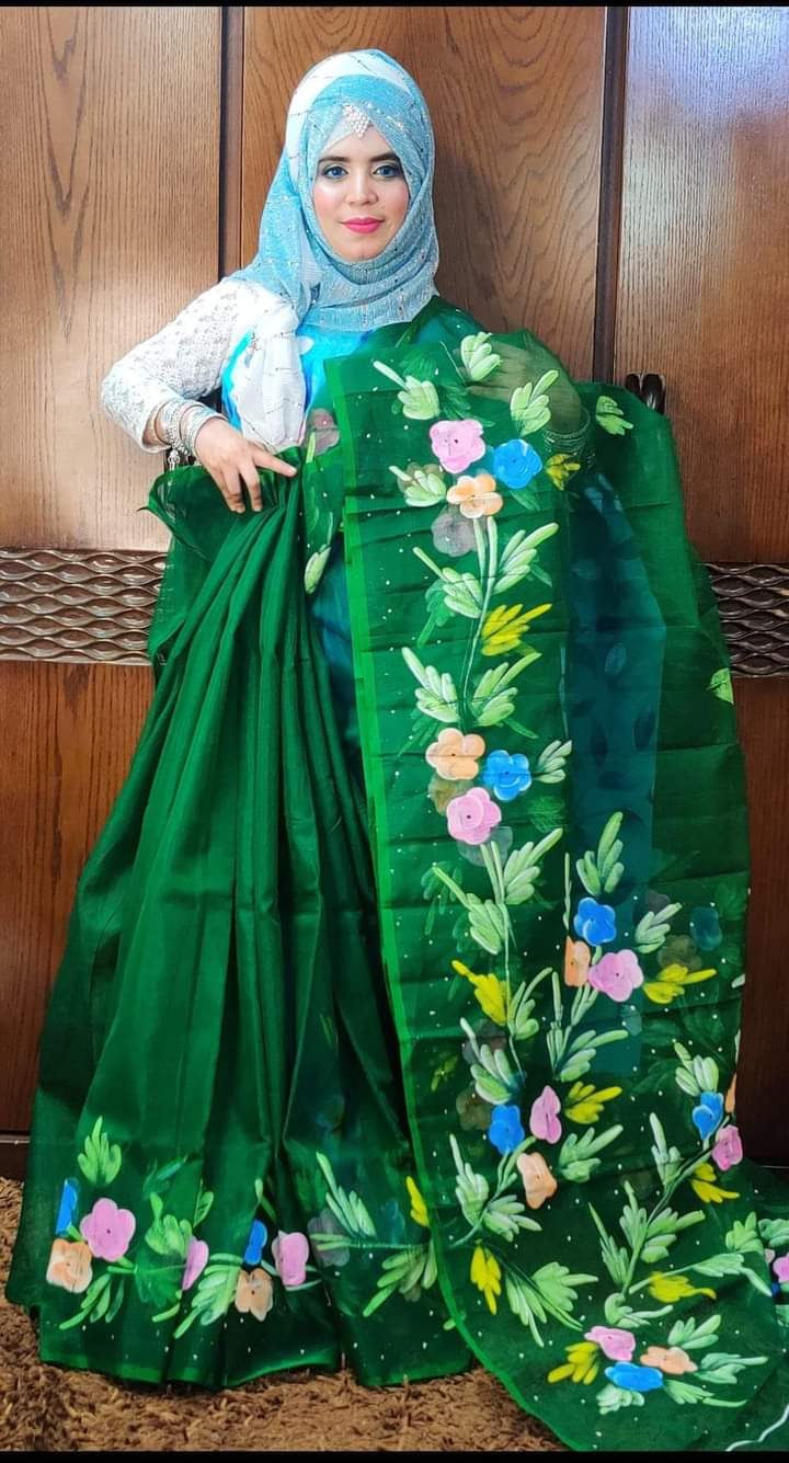 হাফসিল্ক শাড়ীতে হ্যান্ডপ্রিন্ট তুলির কাজ করা