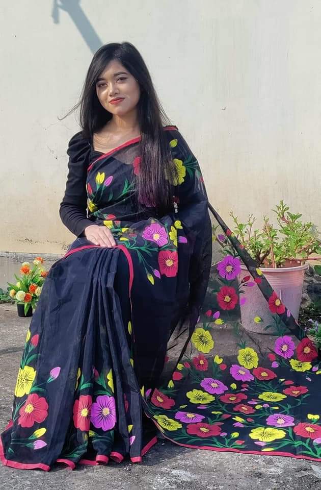 হাফসিল্ক শাড়ীতে হ্যান্ডপ্রিন্ট তুলির কাজ করা